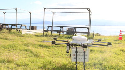 【空路で命をつなぐドローン物流】南海トラフを想定、今治～大島「10分の医療物資輸送」を実証【今治市×イームズロボティクス】
