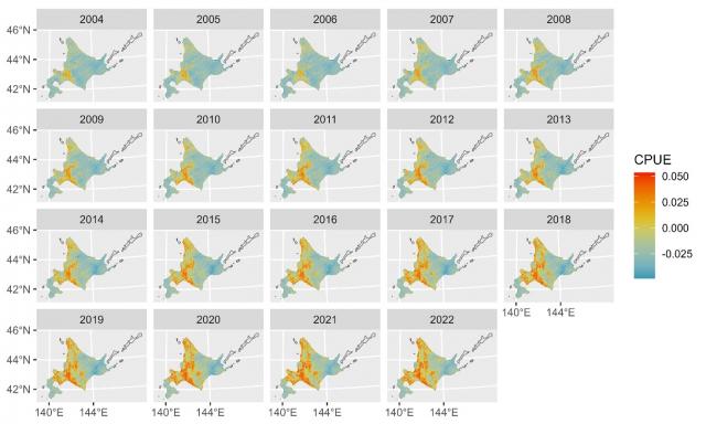 2004年から2022年までの北海道のアライグマ生息密度指標を示す19枚の地図