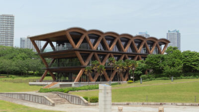 【木築情報モクショナリー】ユニークな木造建築「横浜ティンバーワーフ」、みなとみらい21地区に誕生。