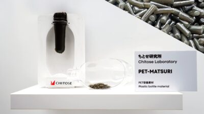 世界初、微細藻類由来100%バイオPET樹脂の開発に成功。化石資源に依存しない次世代プラスチック技術。