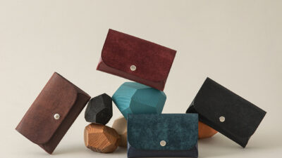 【端切れと古着の融合美】捨てられるはずの資源が“名刺入れ”に生まれ変わる――UNROOF×commpostの協奏
