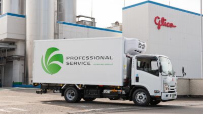 【“冷蔵×水素”が動き出す】給食の牛乳を運ぶ燃料電池トラック。グリコ×鴻池運輸が示す物流脱炭素の現実解