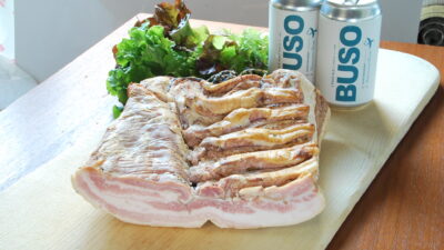 【“捨てるはず”が名産へ転じる】――クラフトビール副産物が生んだ「麦香ビールベーコン」革命