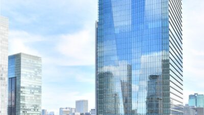 【ビルの脱炭素】日本郵政不動産、JPタワーなど7物件の電力を実質再エネ100%化——テナントのRE100達成を後押し